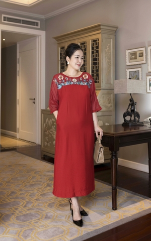 M COLLECTION | Váy Đầm Tiệc Suông Nữ Trung Niên Tặng Mẹ Lụa Hàn Cổ Tròn Tay Lỡ Thêu Hoa D13182LW01