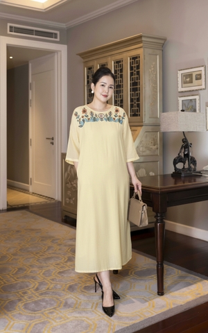 M COLLECTION | Váy Đầm Tiệc Suông Nữ Trung Niên Tặng Mẹ Lụa Hàn Cổ Tròn Tay Lỡ Thêu Hoa D13182LW01