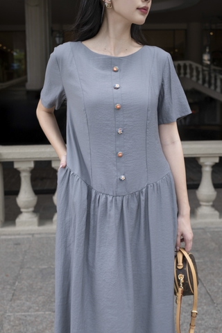 SWANLAKE | Váy Đầm Maxi Nữ Suông Trơn Đính Nút Bọc Tơ Cát Eo Hạ Xếp Ly Cổ Tròn Có Túi Công Sở D12835LW01