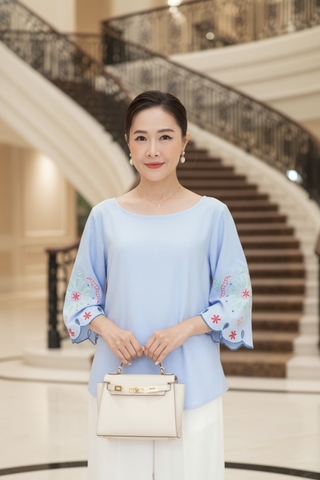 M COLLECTION | Áo Kiểu Nữ Trung Niên Tặng Mẹ Bà Cổ Tròn Tay Lỡ Vải Lụa Ý Thêu Hoa Cao Cấp A12866