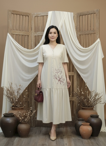 M COLLECTION | Váy Đầm Nữ Trung Niên Tặng Mẹ, Bà Suông Vải Linen Thêu Hoa Cổ Chữ V Tay Ngắn D13277LW01