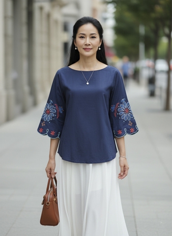 M COLLECTION | Áo Kiểu Nữ Trung Niên Tặng Mẹ Bà Cổ Tròn Tay Lỡ Vải Lụa Ý Thêu Hoa Cao Cấp A12866