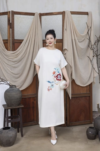 M COLLECTION | Váy Đầm Nữ Trung Niên Tặng Mẹ Suông Cổ Tròn Lụa Dày Thêu Hoa Tay Ngắn Xẻ Tà D13220LW01