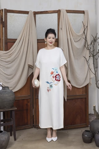 M COLLECTION | Váy Đầm Nữ Trung Niên Tặng Mẹ Suông Cổ Tròn Lụa Dày Thêu Hoa Tay Ngắn Xẻ Tà D13220LW01