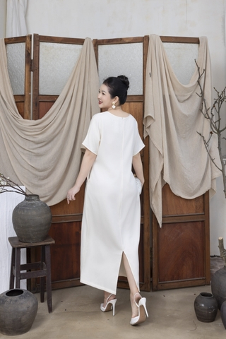 M COLLECTION | Váy Đầm Nữ Trung Niên Tặng Mẹ Suông Cổ Tròn Lụa Dày Thêu Hoa Tay Ngắn Xẻ Tà D13220LW01