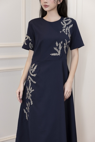 Váy Đầm Nữ Suông Cổ Tròn Vải Lụa Dày Thêu Hoa Nhấn Eo Tay Ngắn Sang Trọng Đi Tiệc D13038LW01