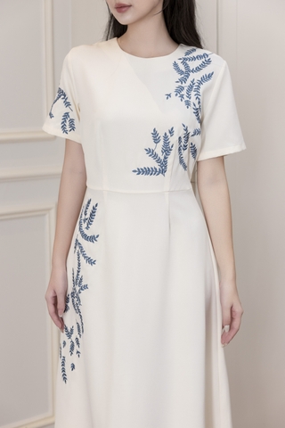 Váy Đầm Nữ Suông Cổ Tròn Vải Lụa Dày Thêu Hoa Nhấn Eo Tay Ngắn Sang Trọng Đi Tiệc D13038LW01