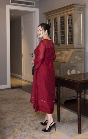 M COLLECTION | Váy Đầm Nữ Trung Niên Tặng Mẹ Suông Vải Xốp Hàn Phối Lụa Thêu Hoa Cổ Chữ V D13102LW01