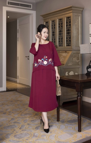 M COLLECTION | Váy Đầm Nữ Trung Niên Tặng Mẹ Phom Suông Vải Lụa Dày Thêu Hoa Tay Lỡ Cổ Tròn D13133LW01