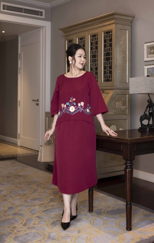 M COLLECTION | Váy Đầm Nữ Trung Niên Tặng Mẹ Phom Suông Vải Lụa Dày Thêu Hoa Tay Lỡ Cổ Tròn D13133LW01