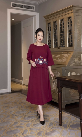 M COLLECTION | Váy Đầm Nữ Trung Niên Tặng Mẹ Phom Suông Vải Lụa Dày Thêu Hoa Tay Lỡ Cổ Tròn D13133LW01