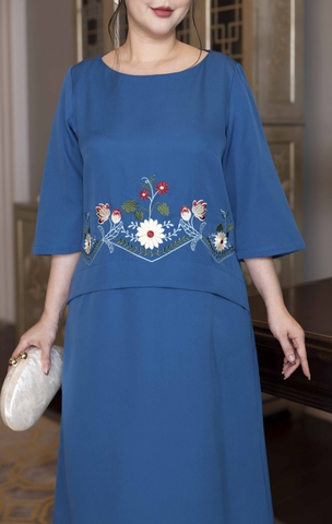 M COLLECTION | Váy Đầm Nữ Trung Niên Tặng Mẹ Phom Suông Vải Lụa Dày Thêu Hoa Tay Lỡ Cổ Tròn D13133LW01