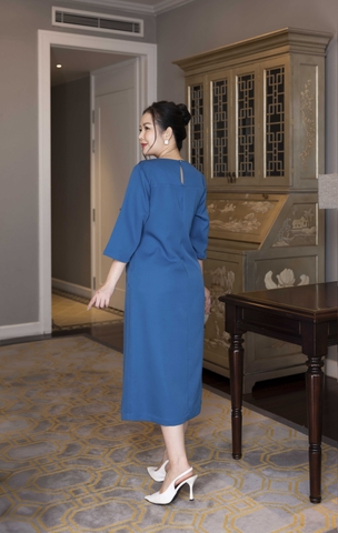 M COLLECTION | Váy Đầm Nữ Trung Niên Tặng Mẹ Phom Suông Vải Lụa Dày Thêu Hoa Tay Lỡ Cổ Tròn D13133LW01