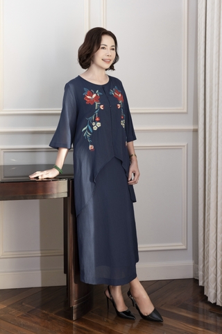 M COLLECTION | Váy Đầm Nữ Trung Niên Tặng Mẹ, Bà Suông Cotton Cát Thêu Hoa Hè Cổ Tròn Tay Lỡ D12978LW01