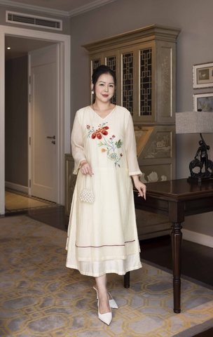 M COLLECTION | Váy Đầm Nữ Trung Niên Tặng Mẹ Suông Vải Xốp Hàn Phối Lụa Thêu Hoa Cổ Chữ V D13102LW01