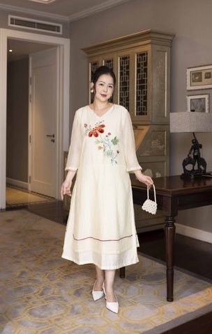 M COLLECTION | Váy Đầm Nữ Trung Niên Tặng Mẹ Suông Vải Xốp Hàn Phối Lụa Thêu Hoa Cổ Chữ V D13102LW01