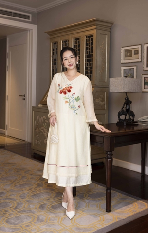 M COLLECTION | Váy Đầm Nữ Trung Niên Tặng Mẹ Suông Vải Xốp Hàn Phối Lụa Thêu Hoa Cổ Chữ V D13102LW01