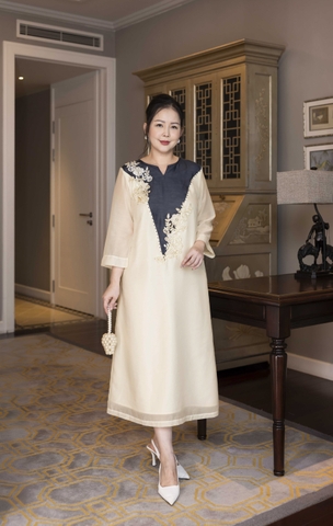 M COLLECTION | Váy Đầm Tiệc Suông Nữ Trung Niên Tặng Mẹ Vải Tơ Tay Lỡ Cổ V Phối Màu Thêu Hoa D13135W01