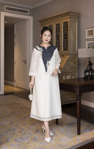 M COLLECTION | Váy Đầm Tiệc Suông Nữ Trung Niên Tặng Mẹ Vải Tơ Tay Lỡ Cổ V Phối Màu Thêu Hoa D13135W01