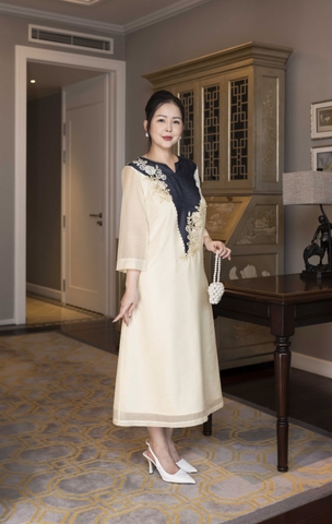 M COLLECTION | Váy Đầm Tiệc Suông Nữ Trung Niên Tặng Mẹ Vải Tơ Tay Lỡ Cổ V Phối Màu Thêu Hoa D13135W01