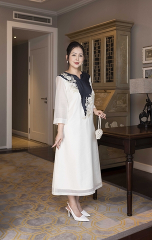 M COLLECTION | Váy Đầm Tiệc Suông Nữ Trung Niên Tặng Mẹ Vải Tơ Tay Lỡ Cổ V Phối Màu Thêu Hoa D13135W01