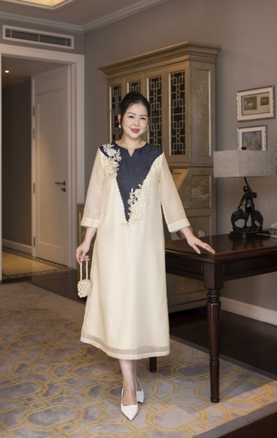 M COLLECTION | Váy Đầm Tiệc Suông Nữ Trung Niên Tặng Mẹ Vải Tơ Tay Lỡ Cổ V Phối Màu Thêu Hoa D13135W01