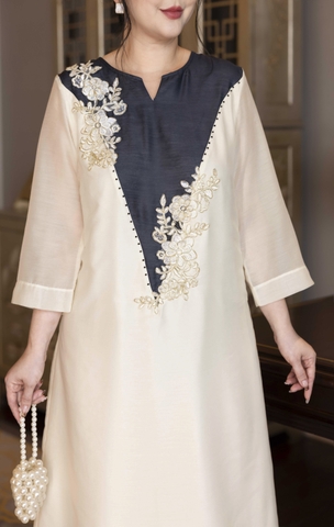 M COLLECTION | Váy Đầm Tiệc Suông Nữ Trung Niên Tặng Mẹ Vải Tơ Tay Lỡ Cổ V Phối Màu Thêu Hoa D13135W01