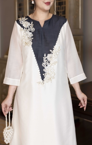 M COLLECTION | Váy Đầm Tiệc Suông Nữ Trung Niên Tặng Mẹ Vải Tơ Tay Lỡ Cổ V Phối Màu Thêu Hoa D13135W01