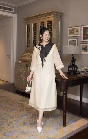 M COLLECTION | Váy Đầm Tiệc Suông Nữ Trung Niên Tặng Mẹ Vải Tơ Tay Lỡ Cổ V Phối Màu Thêu Hoa D13135W01