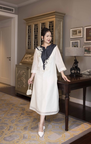 M COLLECTION | Váy Đầm Tiệc Suông Nữ Trung Niên Tặng Mẹ Vải Tơ Tay Lỡ Cổ V Phối Màu Thêu Hoa D13135W01