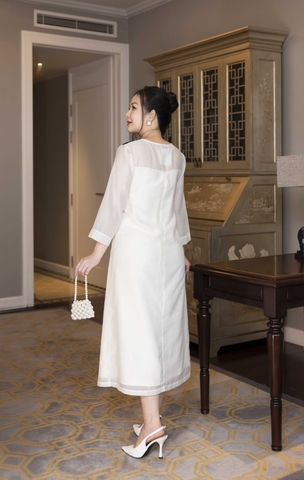 M COLLECTION | Váy Đầm Tiệc Suông Nữ Trung Niên Tặng Mẹ Vải Tơ Tay Lỡ Cổ V Phối Màu Thêu Hoa D13135W01