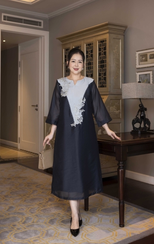 M COLLECTION | Váy Đầm Tiệc Suông Nữ Trung Niên Tặng Mẹ Vải Tơ Tay Lỡ Cổ V Phối Màu Thêu Hoa D13135W01