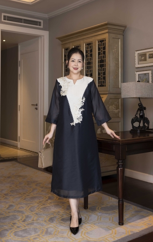 M COLLECTION | Váy Đầm Tiệc Suông Nữ Trung Niên Tặng Mẹ Vải Tơ Tay Lỡ Cổ V Phối Màu Thêu Hoa D13135W01