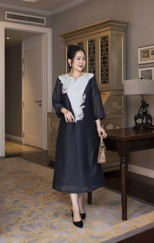 M COLLECTION | Váy Đầm Tiệc Suông Nữ Trung Niên Tặng Mẹ Vải Tơ Tay Lỡ Cổ V Phối Màu Thêu Hoa D13135W01