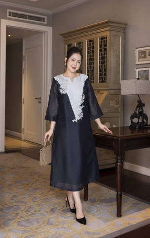 M COLLECTION | Váy Đầm Tiệc Suông Nữ Trung Niên Tặng Mẹ Vải Tơ Tay Lỡ Cổ V Phối Màu Thêu Hoa D13135W01