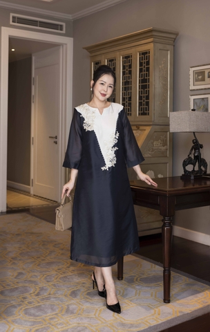 M COLLECTION | Váy Đầm Tiệc Suông Nữ Trung Niên Tặng Mẹ Vải Tơ Tay Lỡ Cổ V Phối Màu Thêu Hoa D13135W01