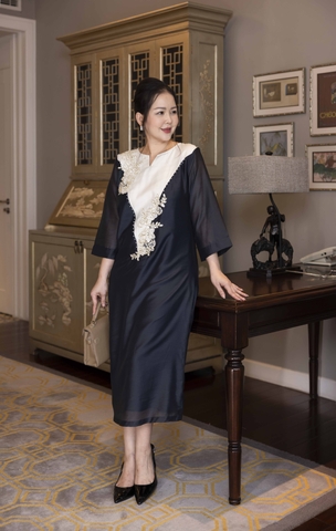 M COLLECTION | Váy Đầm Tiệc Suông Nữ Trung Niên Tặng Mẹ Vải Tơ Tay Lỡ Cổ V Phối Màu Thêu Hoa D13135W01