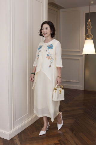 M COLLECTION | Váy Đầm Nữ Trung Niên Tặng Mẹ, Bà Suông Cotton Cát Thêu Hoa Hè Cổ Tròn Tay Lỡ D12978LW01