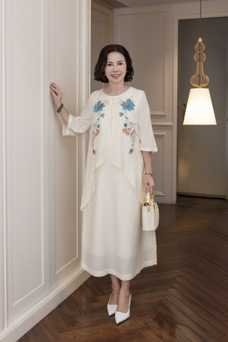 M COLLECTION | Váy Đầm Nữ Trung Niên Tặng Mẹ, Bà Suông Cotton Cát Thêu Hoa Hè Cổ Tròn Tay Lỡ D12978LW01