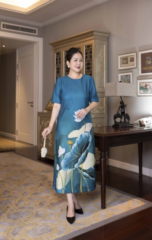 M COLLECTION | Váy Đầm Nữ Trung Niên Tặng Mẹ, Bà Vải Lụa Dày In Hoa 3D Tay Ngắn Cổ Tròn D13230LW01