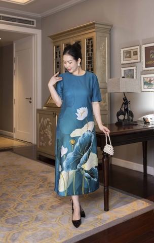 M COLLECTION | Váy Đầm Nữ Trung Niên Tặng Mẹ, Bà Vải Lụa Dày In Hoa 3D Tay Ngắn Cổ Tròn D13230LW01
