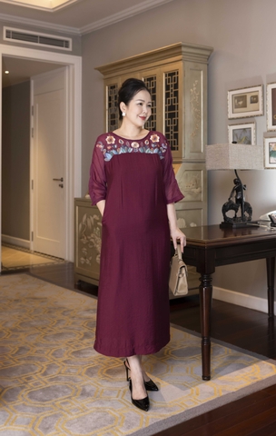 M COLLECTION | Váy Đầm Tiệc Suông Nữ Trung Niên Tặng Mẹ Lụa Hàn Cổ Tròn Tay Lỡ Thêu Hoa D13182LW01