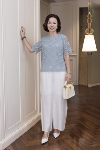 M COLLECTION | Áo Kiểu Nữ Trung Niên Tặng Mẹ Ren Lưới Thêu Hoa Lót Lụa Cổ Tròn Tay Ngắn A12702LW01