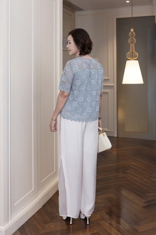 M COLLECTION | Áo Kiểu Nữ Trung Niên Tặng Mẹ Ren Lưới Thêu Hoa Lót Lụa Cổ Tròn Tay Ngắn A12702LW01