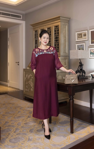 M COLLECTION | Váy Đầm Tiệc Suông Nữ Trung Niên Tặng Mẹ Lụa Hàn Cổ Tròn Tay Lỡ Thêu Hoa D13182LW01