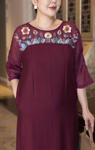 M COLLECTION | Váy Đầm Tiệc Suông Nữ Trung Niên Tặng Mẹ Lụa Hàn Cổ Tròn Tay Lỡ Thêu Hoa D13182LW01