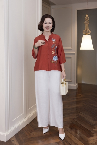 M COLLECTION | Áo Nữ Trung Niên Tặng Mẹ Cổ Trụ Lụa Hàn Cài Nút Tay Lỡ Thoáng Mát Thêu Hoa A13043LW01