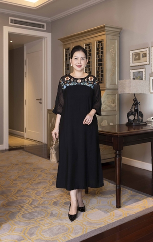 M COLLECTION | Váy Đầm Tiệc Suông Nữ Trung Niên Tặng Mẹ Lụa Hàn Cổ Tròn Tay Lỡ Thêu Hoa D13182LW01