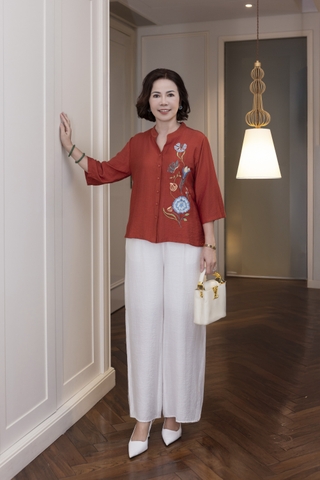 M COLLECTION | Áo Nữ Trung Niên Tặng Mẹ Cổ Trụ Lụa Hàn Cài Nút Tay Lỡ Thoáng Mát Thêu Hoa A13043LW01