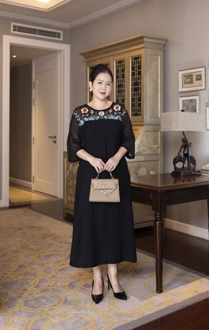 M COLLECTION | Váy Đầm Tiệc Suông Nữ Trung Niên Tặng Mẹ Lụa Hàn Cổ Tròn Tay Lỡ Thêu Hoa D13182LW01